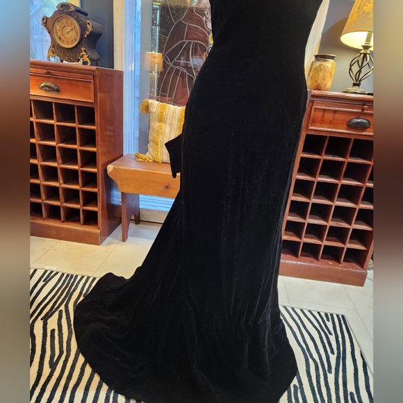 Vintage Victor Costa Black Velvet Sweetheart Neckline Train Gown - Picture 3 of 15